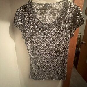 women’s medium East5th top. Lattice scoop neck black and white geometric